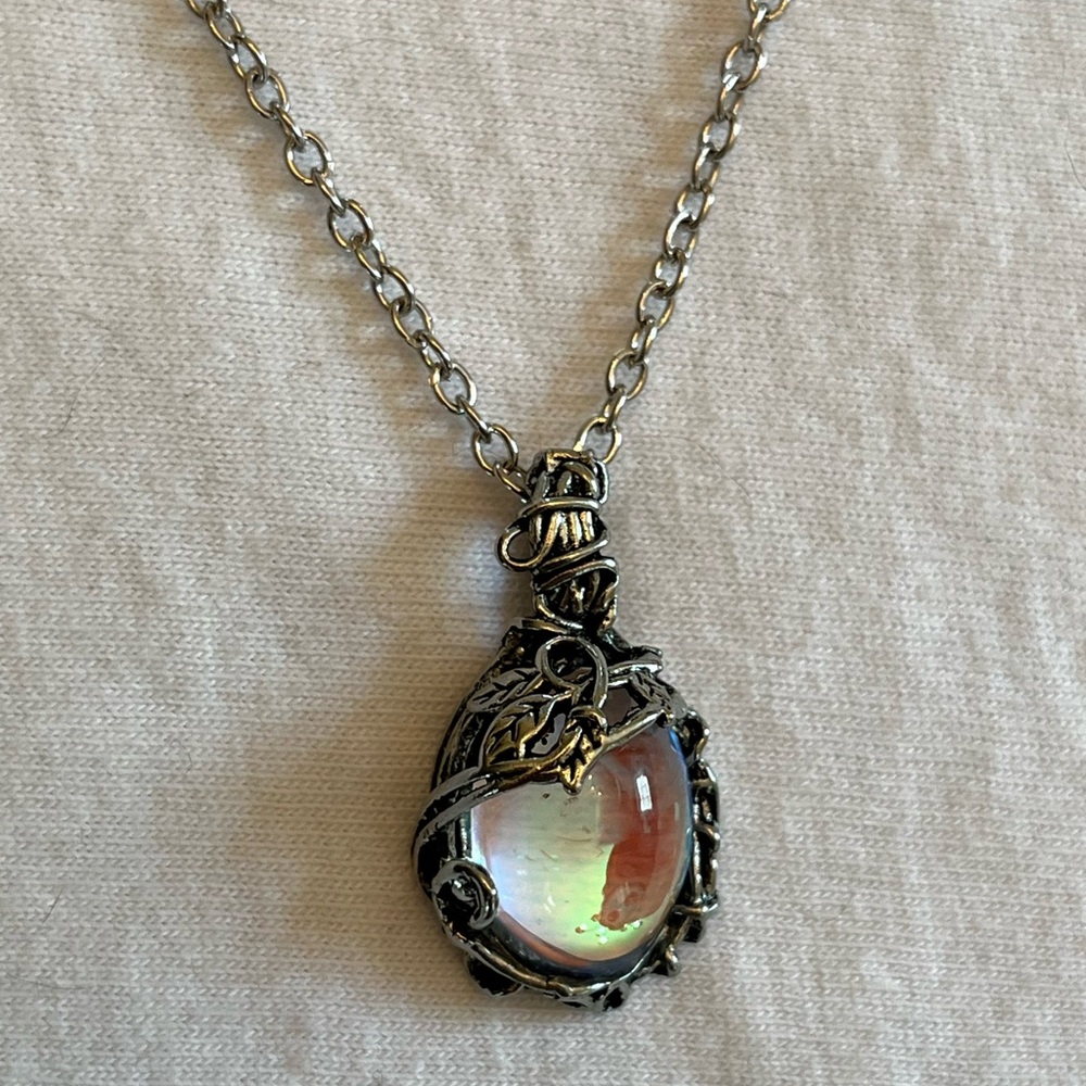 Elegant Silver Pendant Necklace